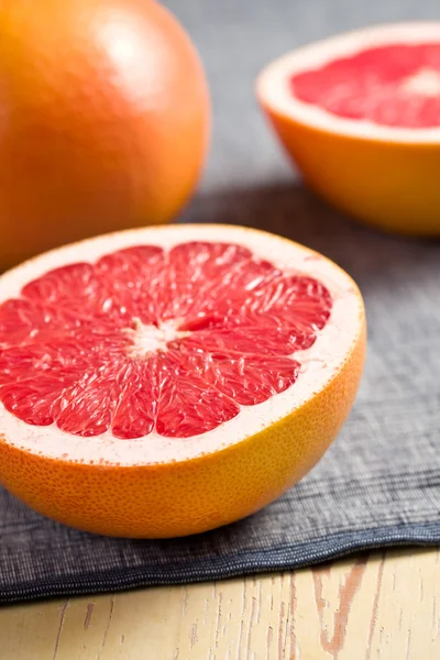 Skivad röd grapefrukt — Stockfoto