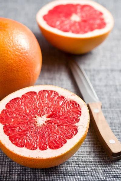 Rote Grapefruit in Scheiben geschnitten — Stockfoto