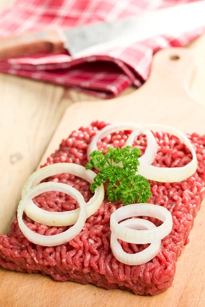 Raw minced meat on kitchen table — Stock Photo, Image