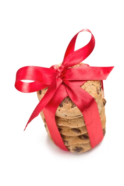 Kırmızı kurdeleli çikolatalı kurabiyeler — Stok fotoğraf