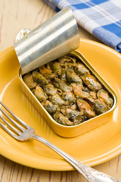 Smoked mussels in opened tin can — Stock Photo, Image