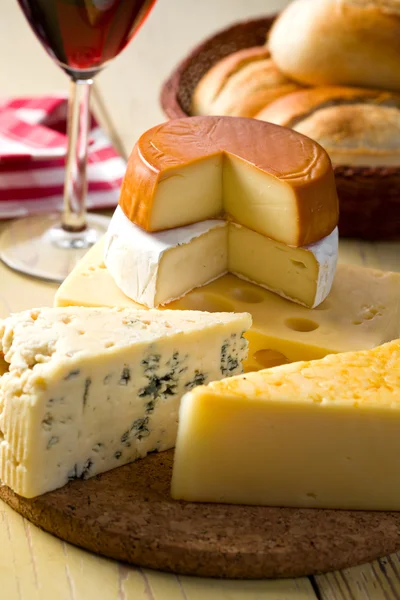 Natureza morta com queijos — Fotografia de Stock