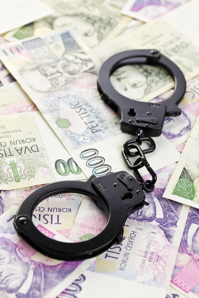 Handschellen an tschechischem Geld — Stockfoto