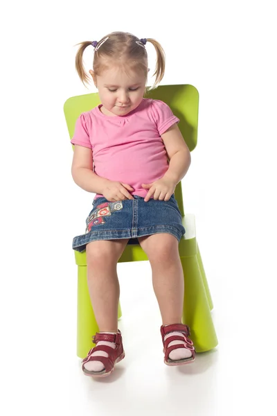 Küçük çocuk bir sandalyede oturur — Stok fotoğraf