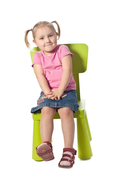 Criança senta-se em uma cadeira — Fotografia de Stock