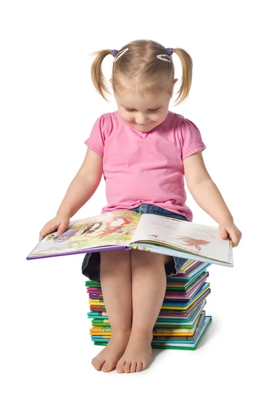 Criança pequena lendo um livro — Fotografia de Stock