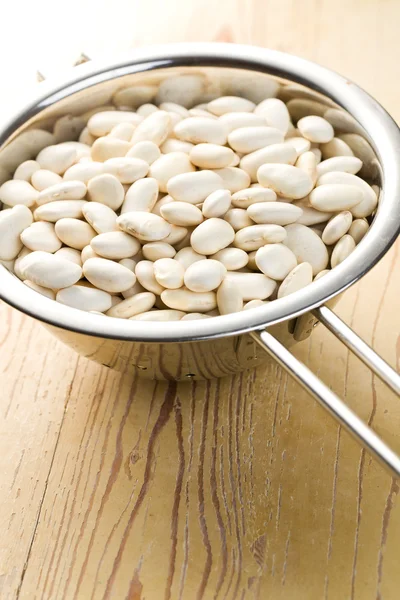 Bílé fazole v cedníku — Stockfoto
