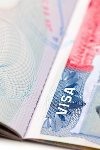 Macro tiro de um visto dos EUA na página de passaporte — Fotografia de Stock