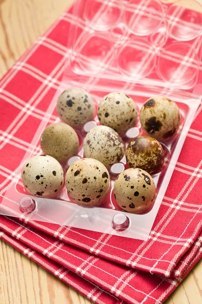 Jaja przepiórcze na stole w kuchni — Zdjęcie stockowe