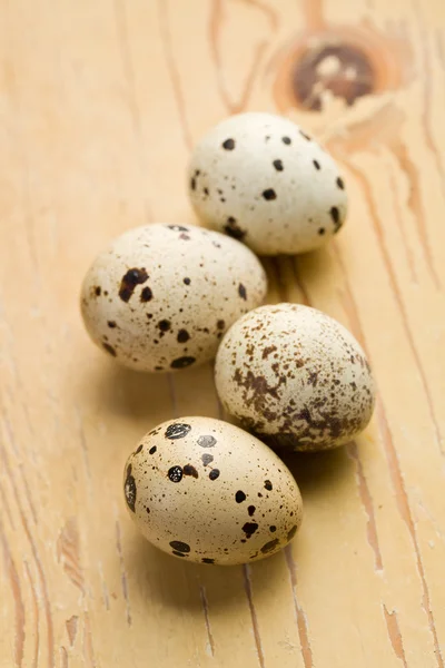 Ovos de codorna na mesa da cozinha — Fotografia de Stock