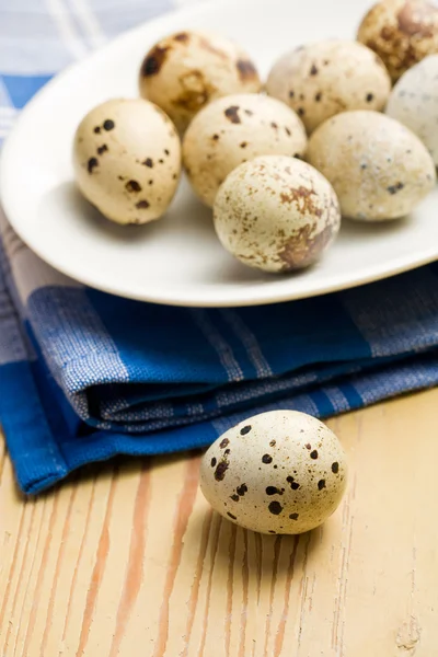 Перепелиные яйца на кухонном столе — стоковое фото