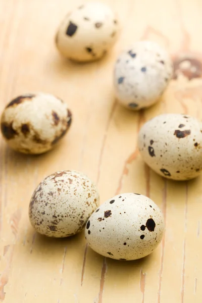 Перепелиные яйца на кухонном столе — стоковое фото