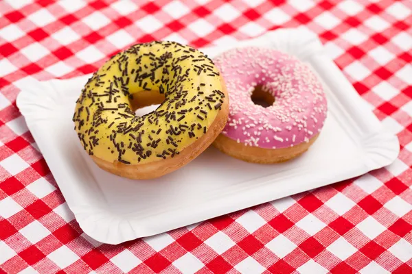 Doce donuts em placa de papel — Fotografia de Stock