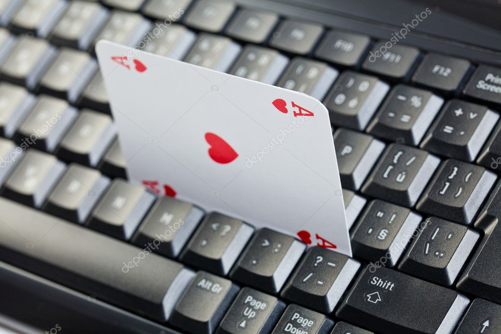 Laptop Casino Online. Teclado Portátil E Fichas Com Dados E Cartas