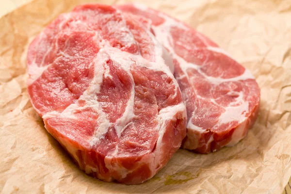 Сырое сочное мясо — стоковое фото