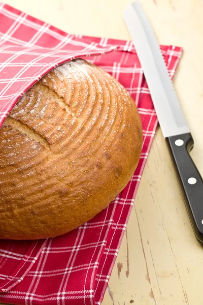 Στρογγυλό ψωμί στο τραπέζι κουζίνας — Φωτογραφία Αρχείου