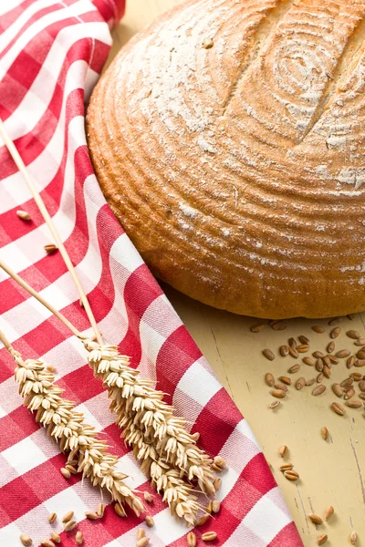 Pâine rotundă pe masa de bucătărie — Fotografie, imagine de stoc