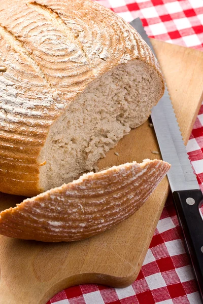 Круглый хлеб на кухонном столе — стоковое фото
