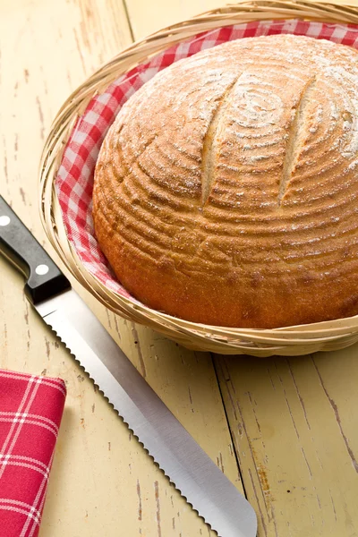 Pan redondo en la mesa de cocina —  Fotos de Stock