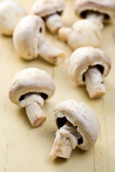 Przycisk mushroomson stół — Zdjęcie stockowe