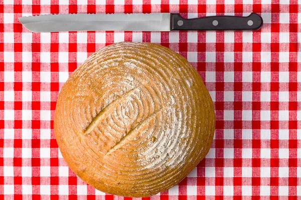 Pão redondo na mesa da cozinha — Fotografia de Stock