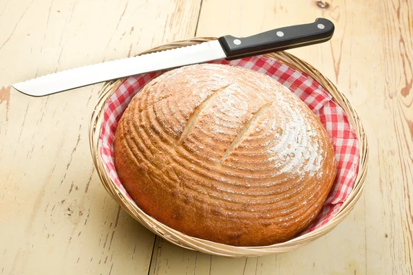 Круглий хліб на кухонному столі — стокове фото