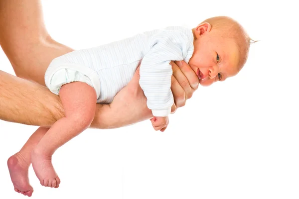 Новорожденный ребенок в руках отца — стоковое фото
