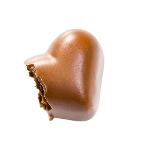 Укушенное шоколадное сердце — стоковое фото
