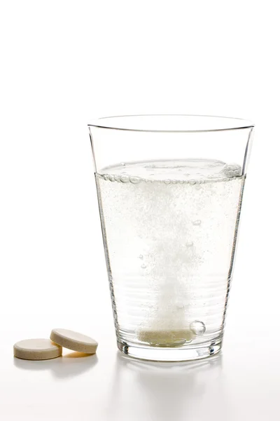 Comprimidos efervescentes e vidro com água — Fotografia de Stock