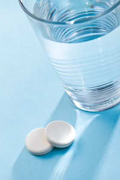 Tabletas efervescentes y vidrio con agua — Foto de Stock