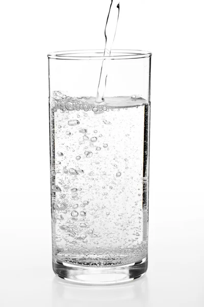 Verter agua en un vaso — Foto de Stock