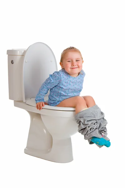 Маленька дівчинка сидить на туалеті — стокове фото