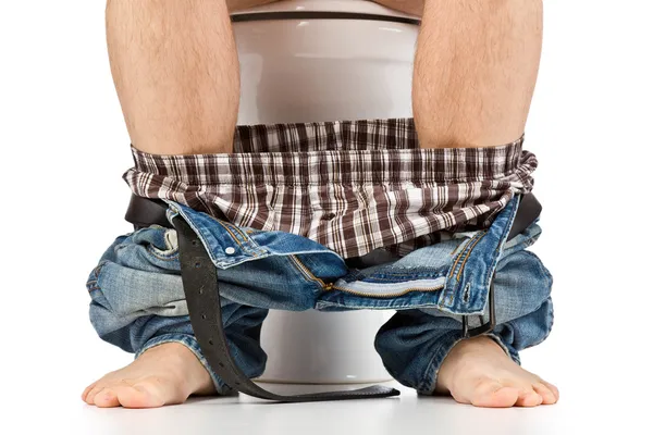 Man zit op toilet — Stockfoto