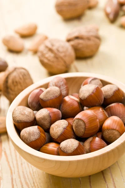 Hasselnötter i skål — Stockfoto