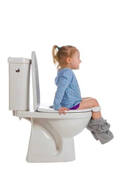 A menina está sentada no banheiro — Fotografia de Stock