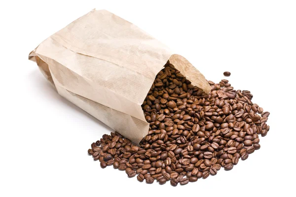 Kávová zrna v papírovém sáčku — Stock fotografie