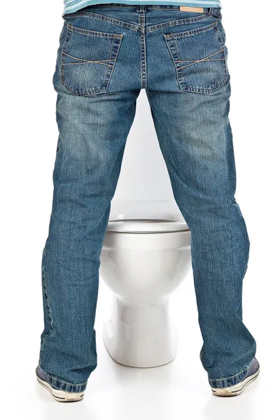 Чоловік пісяє на туалеті — стокове фото
