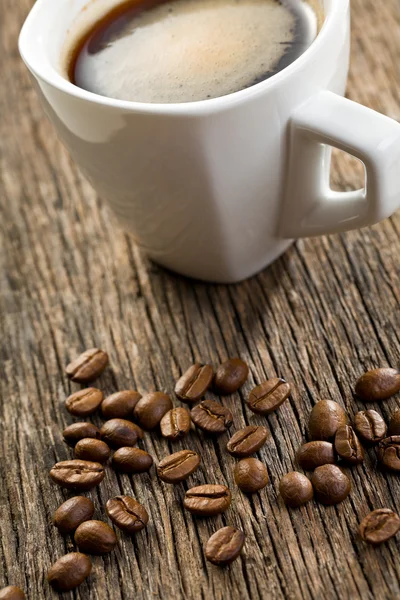 Tazza di espresso con chicchi di caffè — Foto Stock