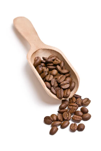 Granos de café en cucharada de madera — Foto de Stock