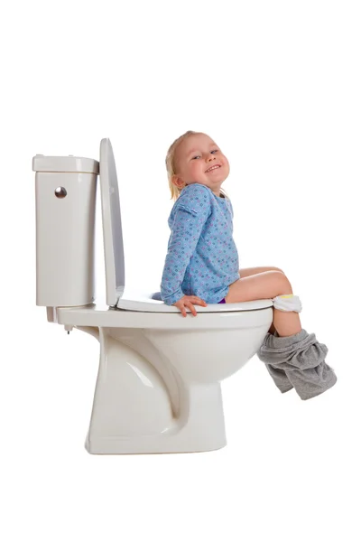 Klein meisje zit op toilet — Stockfoto