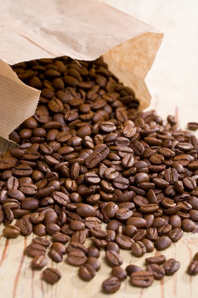 Kaffebönor i papperspåse — Stockfoto