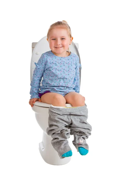Kleines Mädchen sitzt auf Toilette — Stockfoto