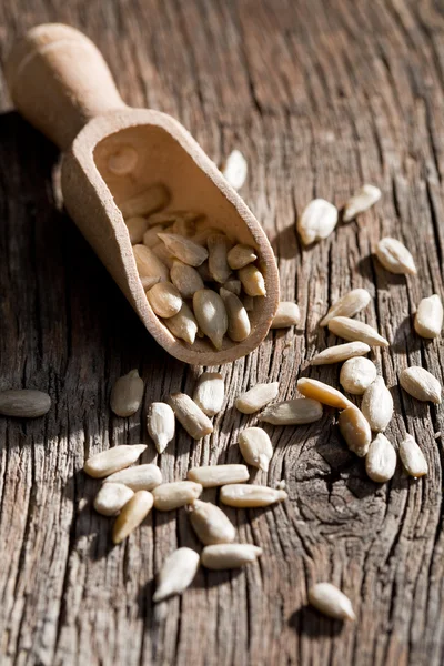 Семена подсолнуха на деревянном столе — стоковое фото