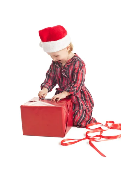 Petite fille avec cadeau de Noël — Photo