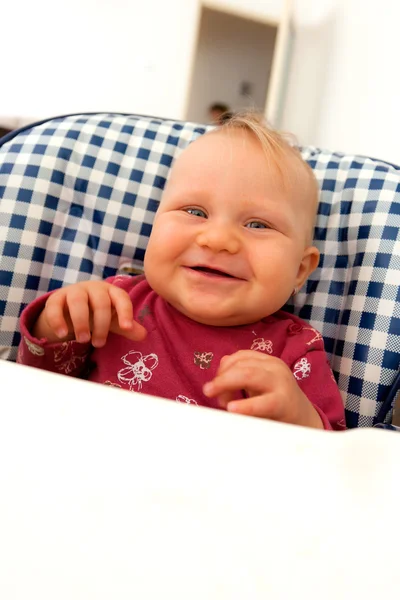 Kleine baby zittend op kinderstoel — Stockfoto