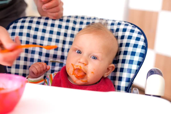 Σίτιση παιδικές τροφές στο μωρό — Φωτογραφία Αρχείου