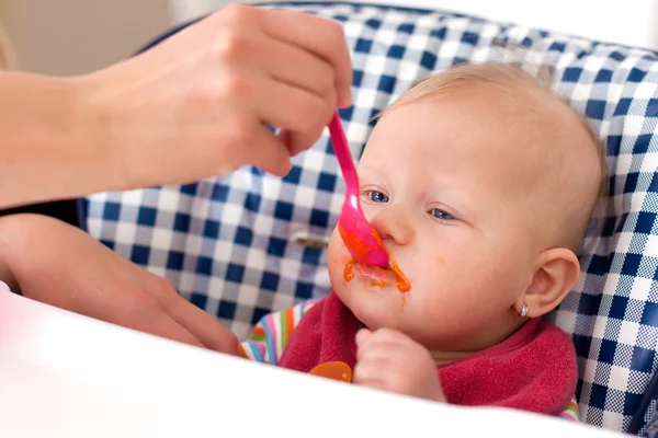 Alimentar o bebê com alimentos para bebês — Fotografia de Stock
