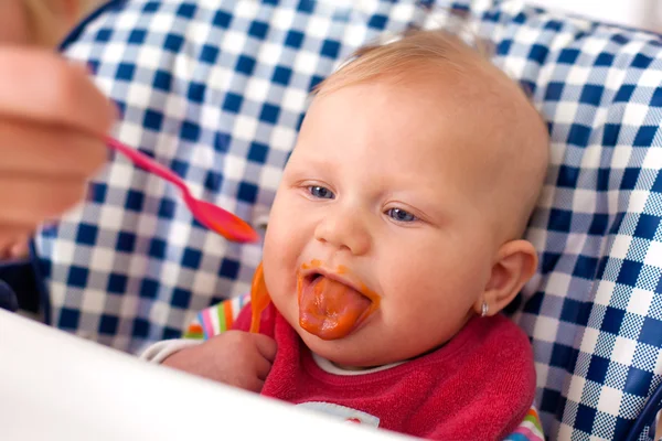 赤ちゃんに離乳食を給餌 — ストック写真