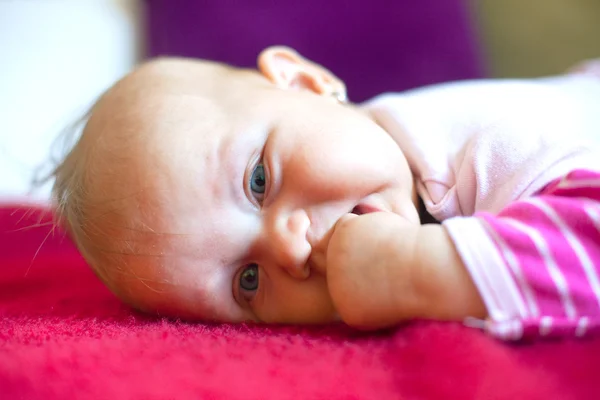 若い赤ちゃんのおなかの上に横たわる — ストック写真