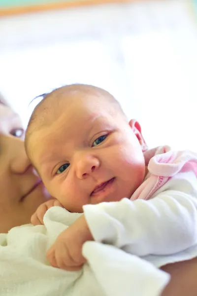 Neugeborenes Baby mit seiner Mutter — Stockfoto